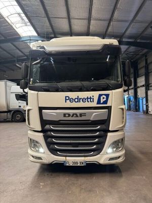 un camion blanc garé à l'intérieur d'un bâtiment