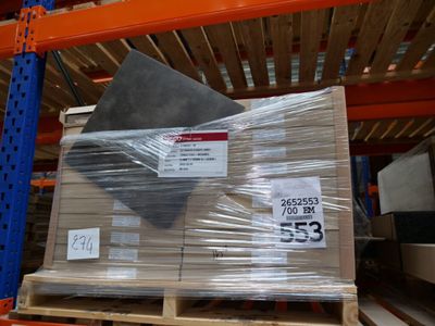une grande pile de boîtes sur une palette dans un entrepôt
