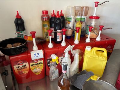 de nombreux ustensiles de cuisine de toutes sortes sur le plan de travail