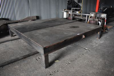 une table placée au milieu d'une pièce
