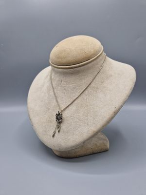 gros plan d'un mannequin portant un collier