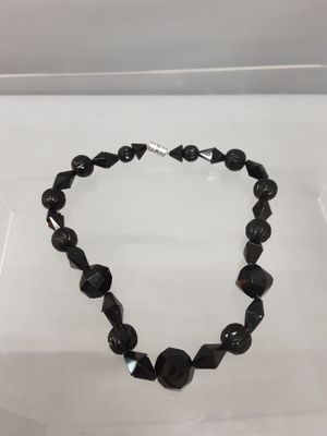 Collier en onyx à fermoir tonneau en métal.