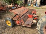 un tracteur attelé à une remorque dans la cour