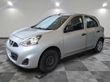 la photo d'une petite voiture argentée garée dans un garage