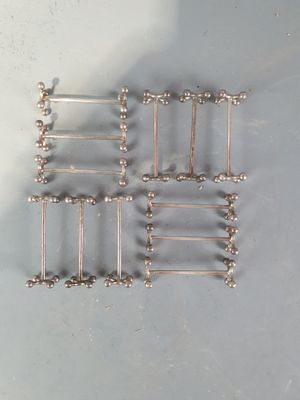 six paires d'épingles à cheveux en argent posées sur une surface blanche