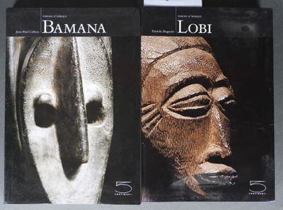 deux livres posés sur une table, avec l'image d'un visage et d'un masque
