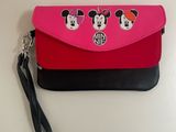 un sac à main rose et noir orné de Mickey Mouse