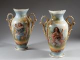 deux vases sur lesquels est représenté un homme et une femme