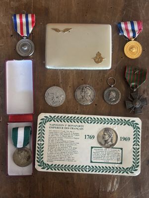 une boîte de médailles et une carte posées sur une table