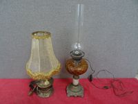 Un lot comprenant une lampe à pétrole et une lampe avec la b…