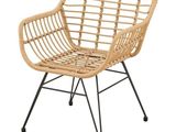La chaise est en osier et en métal, avec une structure noire.