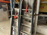 une échelle appuyée contre un mur dans un entrepôt