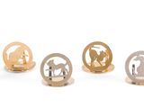 cinq types de boucles d'oreilles différents sur un fond blanc