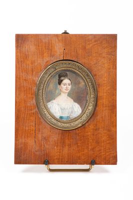 portrait d'une femme en robe bleue sur une plaque en bois