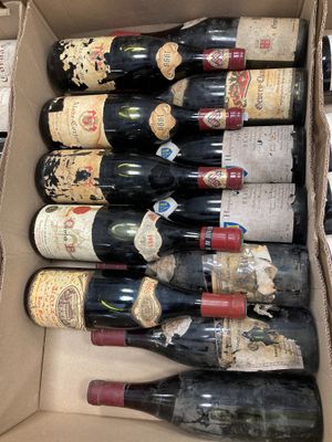 plusieurs bouteilles de vin dans une caisse sur la table