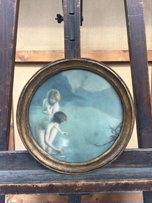 une photo d'un tableau posé sur un chevalet, sur lequel figure le portrait d'une jeune fille