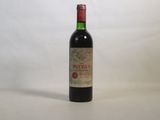 une bouteille de vin posée sur une table