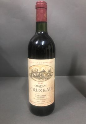 une bouteille de vin posée sur une table