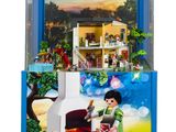 une vitrine Playmobil avec la photo d'une petite fille et d'un chien