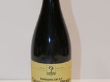 une bouteille de vin posée sur une table