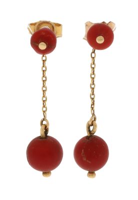 une paire de boucles d'oreilles avec des perles rouges et des chaînes dorées