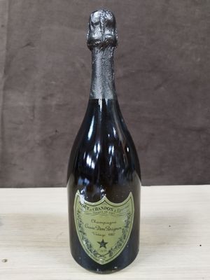 une vieille bouteille de champagne posée sur une table en bois