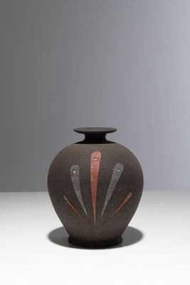 une image représentant un vase noir orné d'un motif rouge