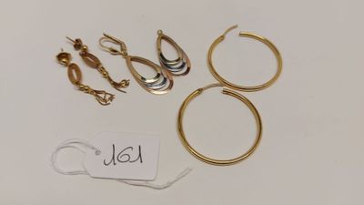 trois paires de boucles d'oreilles en or et une paire de boucles d'oreilles en or
