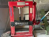une machine rouge posée sur une table