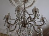 un lustre suspendu au plafond d'une pièce