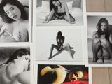 plusieurs photos en noir et blanc d'une femme en lingerie sur un lit