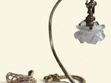 une lampe posée sur une table à côté d'une corde