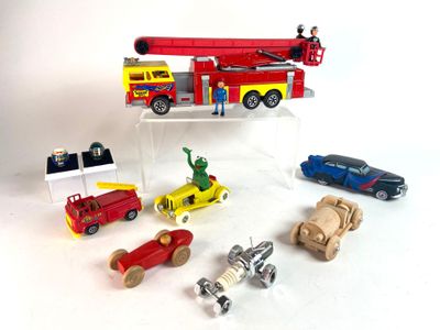 beaucoup de petites voitures et un camion de pompiers sur la table