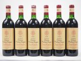 six bouteilles de vin rouge alignées