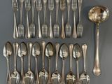 beaucoup de cuillères en argent et de cuillères sur la table