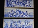 trois peintures sur carreaux bleus et blancs représentant un groupe de chérensils