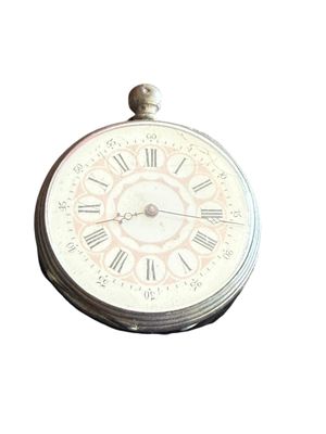 une horloge avec des chiffres romains sur fond blanc