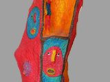 une sculpture colorée représentant une maison surmontée d'un oiseau