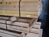 une pile de planches de bois empilées les unes sur les autres
