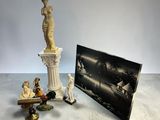 une image représentant une statue d'une femme assise sur une table, à côté d'une photo d'un homme