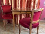 deux chaises rouges et une table dans une pièce