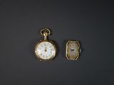 deux types différents de montres de poche posées sur une table