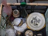 un panier rempli d'objets divers posé par terre