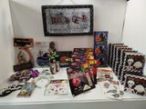 de nombreuses décorations d'Halloween posées sur une table dans une pièce
