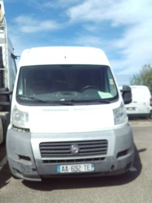 un camion blanc garé dans un parking