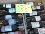 plusieurs bouteilles de vin dans un carton sur lequel est apposée une étiquette de prix