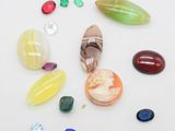 de nombreuses pierres de différentes couleurs sur un fond blanc