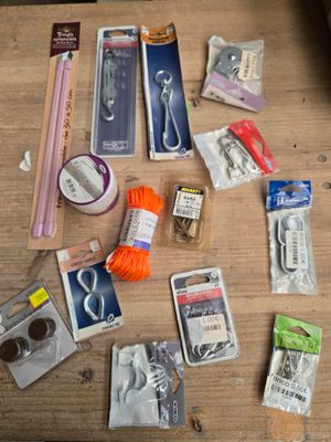 de nombreux objets posés sur une table en bois