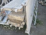 un tas de vieux objets en métal et en bois par terre