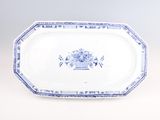 un plat bleu et blanc orné de fleurs